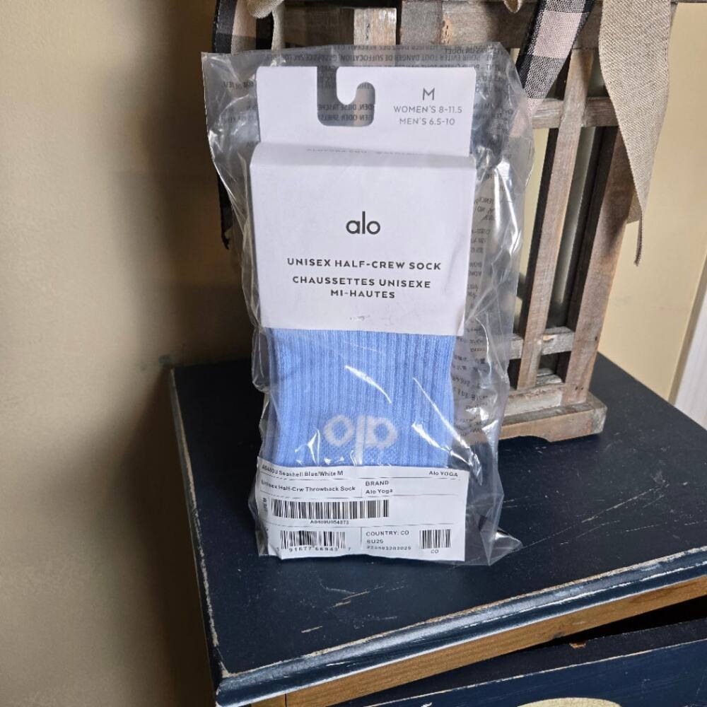 NWT ALO YOGA UNISEX HALF-CREW SOCK SEASHELL BLUE/WHITE SZ MED MSRP $28